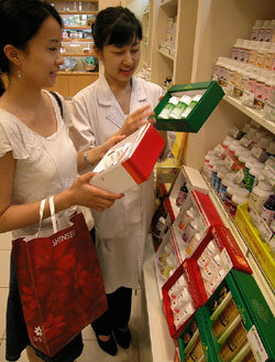 17일 서울 서초구 반포동 신세계백화점 강남점의 비타민 매장에서 고객이 비타민 제품을 고르고 있다.-사진제공 신세계