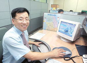 서울 영등포역에서 한 아이를 구하다 두 다리를 잃은 ‘아름다운 역무원’ 김행균씨가 사고 1년여 만인 17일 복직해 밝은 표정으로 업무를 보고 있다.- 이종승기자