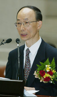 ‘청빈 법관’으로 불린 조무제 대법관이 17일 대법원 2층 중앙홀에서 열린 퇴임식에서 퇴임사를 읽고 있다.-권주훈기자