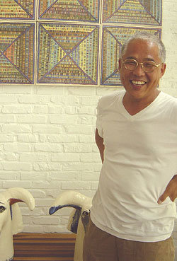 도예가 신상호씨가 신작 ‘불 그림’들 앞에 섰다. 일명 ‘fired painting’이라 명명한 이 그림은 도자와 회화의 경계를 무너뜨린다.- 양주=허문명기자