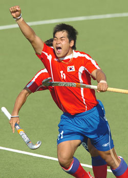 “예감이 좋다”한국 남자하키대표팀의 이정선이 17일 영국과의 남자 예선 A조 2차전에서 선제골을 넣은 뒤 환호하고 있다. 한국이 3-2로 승리하며 1무 뒤 1승을 챙겼다.- 아테네=연합