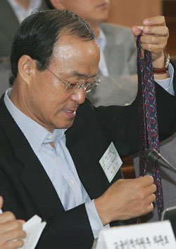 넥타이 풀고18일 오전 정부중앙청사에서 열린 정부 기획관리실장 워크숍에 참가한 송민순 외교통상부 기획관리실장이 넥타이를 풀었다.- 박경모기자