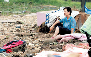 “어쩌나” 넋잃은 이재민태풍 ‘메기’가 곳곳에 피해를 남기고 19일 동해로 빠져나갔다. 이날 전남 나주시 세지면 오봉리의 한 주민이 주택 침수로 젖은 이불을 널어 말리며 망연자실한 표정을 짓고 있다.- 나주=연합