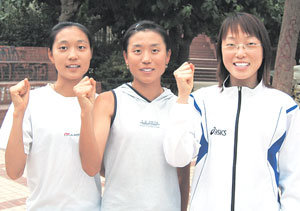 한국 여자 마라톤 사상 올림픽 첫 메달에 도전하는 정윤희와 최경희 이은정(왼쪽부터)이 오른손을 불끈 쥐며 선전을 다짐하고 있다.- 아테네=양종구기자
