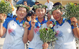 20일 파나티나이코 경기장에서 열린 올림픽 여자 양궁 단체전 시상식에서 중국팀을 누르고 5연패에 성공한 한국팀 윤미진(가운데), 박성현(왼쪽), 이성진(오른쪽)이 금메달을 들고 기뻐하고 있다.[아테네=연합]