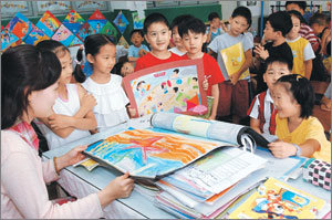 학습계획은 하루 단위로 구체적인 계획을 세워 차근차근 실천해야 성적이 향상된다. 초등학생들이 개학식날 여름방학 과제물을 내보이며 밝게 웃고 있다. 동아일보 자료사진