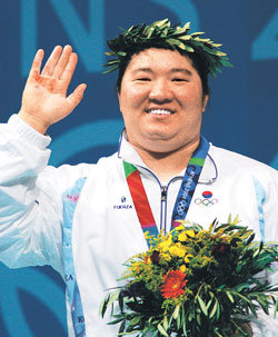 역도 여자 무제한급(+75kg)에서 은메달을 따낸 장미란이 시상식에서 아쉬운 표정으로 손을 흔들고 있다.- 아테네=연합