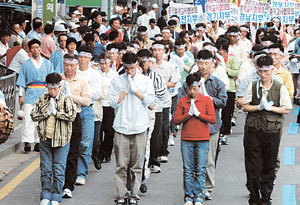 23일 오후 홍익교사협의회 소속 교사들이 머리띠를 두른 채 서울 종묘공원에서 탑골공원까지 중국의 고구려사 왜곡에 항의하는 ‘삼보일배’ 행진을 벌이고 있다.- 원대연기자