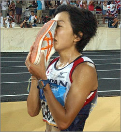 2004 아테네 올림픽은 세계적인 스포츠용품 업체들의 스타들을 내세운 대리전이기도 하다. 여자 마라톤의 노구치 미즈키(일본)가 23일 우승 직후 TV 카메라 앞에서 아식스 신발을 벗어 들어 보인 것은 스폰서 광고 의도로 볼 수 있다. 동아일보 자료사진