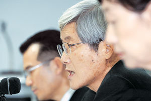 전면폐지 권고국가인권위원회 김창국 위원장이 24일 오전 서울 중구 인권위 사무실에서 기자회견을 갖고 국가보안법의 전면 폐지를 국회의장과 법무부 장관에게 권고하기로 한 방침을 밝히고 있다.- 신원건기자