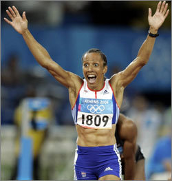 영국의 켈리 홈스가 24일 열린 육상 여자 800m에서 1분56초38로 우승, ‘트랙의 철녀’마리아 무톨라의 아성을 무너뜨렸다. 무톨라는 막판 스퍼트에서 뒤처져 1분56초51로 4위에 그쳤다.-아테네=연합