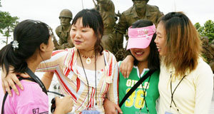 23일 북한 청소년과 대안학교 학생들이 서울 용산구 용산동 전쟁기념관을 둘러보고 있다. -권주훈기자