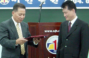 24일 UCLA 한국음악과 김동석교수(왼쪽)가 조용문원장으로부터 후원증서를 전달받고 있다.-사진제공 서전학원