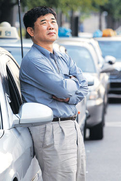 택시 운전 경력 30년째인 박범렬씨가 서울 여의도 LG트윈타워 앞에서 손님을 기다리고 있다.- 이종승기자