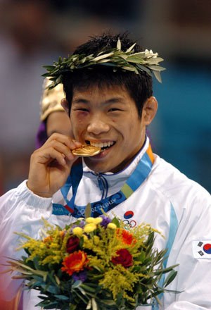 ‘바로 이 맛이야’. ‘무서운 신인’ 정지현(21·한국체대)이 26일 레슬링 그레코로만형 60kg급에서 따낸 금메달을 깨물어보고 있다. 아테네=올림픽사진공동취재단