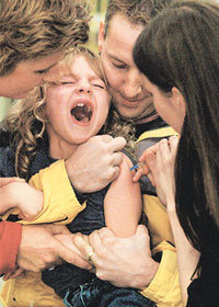 올해 독감의 기세가 드셀 것으로 보여 독감예방접종을 서두를 때다. 2세 이하의 아이가 집에 있다면 부모도 함께 접종하는 게 좋다. 지난해 푸젠A형 독감이 창궐할 당시 미국의 한 지역에서 아이가 독감백신을 맞고 있다. -동아일보 자료사진