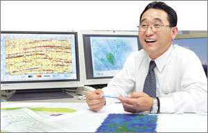 임채문 대우인터내셔널 물자자원본부장이 해외 에너지자원 개발 현장 지도를 펼쳐놓고 한국의 개발 현황에 대해 설명하고 있다. -전영한기자