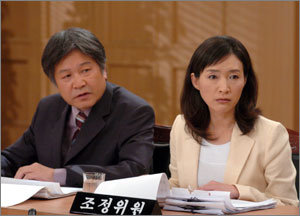 KBS2 ‘부부클리닉 사랑과 전쟁’에서 조정위원들이 이혼 분쟁 중인 부부의 이야기를 듣고 있다. 사진제공 KBS