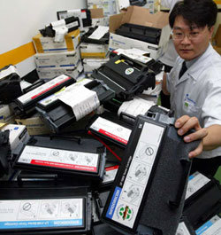 사무기기 제조업체들이 다 쓴 카트리지를 회수하기 위해 안간힘을 쓰고 있다. 프린터 제조업체인 신도리코 직원들이 고객들이 보내온 폐 카트리지 중 재활용이 가능한 제품을 골라내고 있다. -전영한기자
