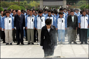30일 오후 광주 5.18국립묘지를 참배한 박근혜대표를 비롯한 한나라당의원들이 묵념을 하고 있다. [연합]