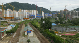 입주가 한창인 경기 남양주시 호평택지개발지구 아파트촌. 당초 계획대로라면 이미 이전됐어야 할 경춘선 철로가 여전히 택지지구 한가운데를 관통하고 있다. -남양주=변영욱기자
