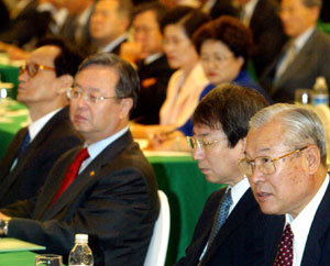 31일 서울 서초구 양재동 교육문화회관에서 열린 대학혁신포럼에서 전국 대학의 총학장들이 모집정원 감축과 대학 통폐합 등을 골자로 하는 교육인적자원부의 대학구조개혁 방안에 대한 설명을 듣고 있다.-전영한기자