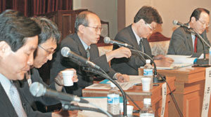 한나라당이 31일 국회 의원회관에서 개최한 ‘수도이전문제 국민대토론회’에서 참가자들이 토론을 벌이고 있다. 이날 토론회에선 수도 이전의 대안이 진지하게 모색됐다.-서영수기자