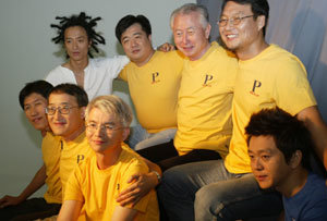 31일 서울 강남구 신사동의 한 스튜디오에서 성공회대 교수들과 가수 강산에(뒷줄 왼쪽) 윤도현씨(뒷줄 오른쪽)가 공연 포스터 제작을 위한 사진촬영을 하고 있다. -연합