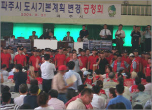 지난달 31일 경기 파주시 문산읍 파주북중학교 체육관에서 열린 ‘파주LCD협력단지 조성 공청회’에서 주민들이 찬반으로 나뉘어 고성을 지르는 등 대립하고 있다. 이날 공청회는 야유와 욕설이 쏟아지는 등 어수선한 분위기에서 진행됐다. 이동영기자