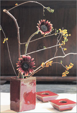 서울 강남구 청담동의 플라워 숍 ‘알마 마르소’에서 추천한 오리엔탈풍 가을 꽃 장식. 나뭇가지의 선을 이용해 여백의 미를 잘 살렸다.