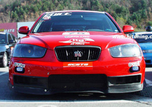 작년 경기 용인시의 자동차경주장 스피드웨이에서 열린 400m 드레그레이스에 출전한 튜닝 차량. 한 튜닝업체가 차량의 휠, 타이어, 엔진, 차량 앞쪽 밑의 에어로파츠 등을 손봤다. -사진제공 하이튜닝