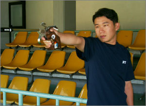 2004 아테네 올림픽 사격 은메달리스트 진종오(KT)가 올림픽 이후 처음으로 출전한 육군참모총장기 전국사격대회 권총 50m에서 표적지를 바라보며 침착하게 조준을 하고 있다.-사진제공 KT