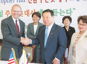 크리스토퍼 힐 주한 미국대사(왼쪽)는 2일 여야 의원 51명으로 구성된 의원외교 연구모임의 초청 간담회에서 참석해 주한미군 재배치 등 한미 현안에 대해 설명했다. -김경제기자