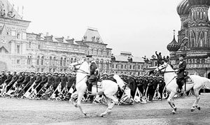 1945년 6월 24일 모스크바 붉은광장에서 열린 소련군의 전승 퍼레이드. 소련은 그 직후 일본과의 전쟁을 본격적으로 준비했다. 한반도에 친소정권을 세우려는 소련의 구상이 구체화된 것도 그 무렵이었다. -동아일보 자료사진