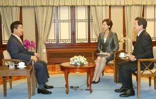 노무현 대통령(왼쪽)이 5일 오후 청와대에서 MBC TV ‘시사매거진 2580’ 500회 특집 ‘대통령에게 듣는다’에 출연해 경제와 과거사 등 현안에 대해 의견을 밝혔다. -박경모기자
