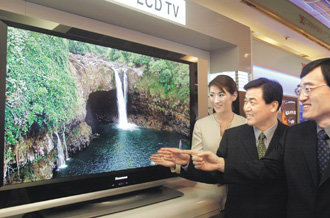 LG전자는 6일 55인치 초박막트랜지스터 액정표시장치(TFT-LCD) TV 신제품 발표회를 열었다. LG전자 우남균 사장(가운데)과 백우현 사장(오른쪽)이 신제품을 살펴보고 있다. -박영대기자