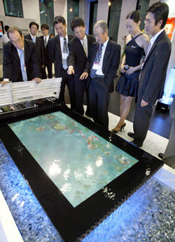 ‘국제전기통신연합(ITU) 텔레콤 아시아 2004’가 6일 부산전시컨벤션센터(BEXCO)에서 개막했다. 이날 행사에 참석한 기업인들이 전시된 디지털 수족관을 둘러보고 있다. -부산=연합