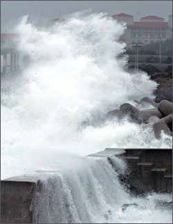 제18호 태풍 ‘송다’의 영향으로 6일 제주지방에 태풍주의보가 내려진 가운데 남제주군 표선면 세화리 해안에 거대한 파도가 몰아닥치고 있다. -제주=뉴시스