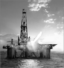 한국석유공사가 보유한 국내 유일의 반잠수식 시추선 두성호가 시추하는 모습. 두성호는 1984년 건조된 이래 중국 베트남 인도네시아 등에서 80회가 넘는 시추에 성공했으며 1998년 7월 한국 최초의 가스 유전인 ‘동해1가스전’ 시추에 성공하기도 했다. 사진제공 한국석유공사