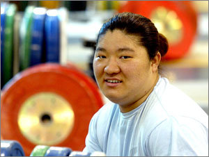 2004아테네올림픽 역도 여자 75kg이상급에서 다 잡았던 금메달을 놓친 장미란. 하지만 그녀는 “이제 아쉬움은 다 털었다”며 8일부터 태릉선수촌에서 구슬땀을 흘리고 있다. 전영한기자