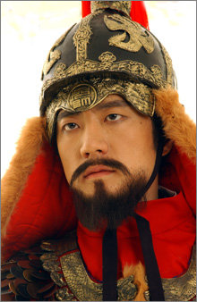 이순신의 고독한 내면을 연기하는 김명민. 그는 “이순신의 깊은 고뇌를 표현하려고 하지만 대사와 동작보다 표정 연기의 비중이 높아 쉽지 않다”고 말했다. -사진제공 KBS