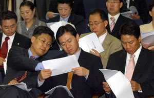 열린우리당 의원들이 9일 국회에서 정책의총을 열어 국가보안법 폐지 당론을 확정했다. 의원들이 자유토론에 앞서 배포된 국가보안법 폐지 관련 자료를 살펴보고 있다.-김경제기자