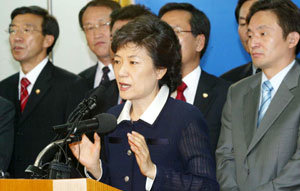 한나라당 박근혜 대표는 9일 서울 강서구 염창동 당사에서 특별기자회견을 갖고 노무현 대통령이 언급한 국가보안법 폐지를 모든 것을 걸고 막겠다고 밝혔다.-서영수기자