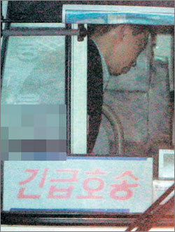 김영삼 전 대통령의 차남 현철씨가 11일 오후 서울중앙지법에서 영장실질심사를 받은 뒤 호송차에 오르고 있다. 김씨는 이날 밤 수감됐다. 연합