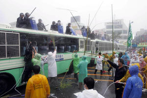 시위 격화쌀시장 개방 반대 시위 나흘째인 11일 광주 및 전남지역의 농민과 학생 등 1000여명이 광주 금남로에서 전남도청으로 진입하려다 경찰이 버스를 동원해 저지하자 이에 맞서 시위를 벌이고 있다. 광주=연합