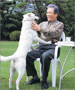 ‘수학의 정석’ 저자인 홍성대 상산고 이사장이 10일 오후 경기 과천시 자신의 농장에서 진돗개 ‘환웅’과 함께 즐거운 시간을 보내고 있다. 과천=이종승기자