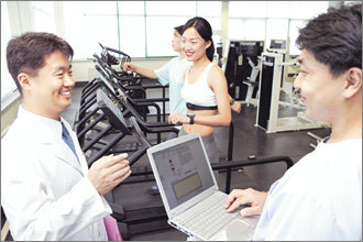 KT는 최근 건강을 관리하는 서비스인 ‘유 헬스’를 선보였다. 러닝 머신으로 운동하는 헬스클럽 회원의 심장 박동과 맥박 등을 측정해 무선으로 데이터를 전송하면 포털 사이트에서 체력 평가와 칼로리 소비량 등을 확인할 수 있다. -사진제공 KT