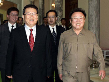 북한 김정일 국방위원장(오른쪽)이 12일 평양을 방문 중인 중국 공산당 리창춘 상무위원을 접견한 뒤 함께 만찬장으로 들어서고 있다. 신화 연합