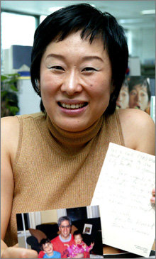 재외동포재단 교류사업 담당 홍진향 과장은 자신이 맺어준 입양 가족으로부터 받은 편지와 사진이야말로 ‘새 힘을 주는 원천’이라고 말한다. -권주훈기자