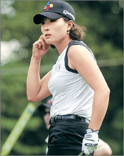 “답답해 죽겠어요.” 아니카 소렌스탐(스웨덴)과 함께 세계여자골프의 ‘쌍두마차’로 군림해 온 박세리가 지독한 슬럼프에 빠졌다. 슬럼프도 걱정이지만 원인을 모르는 게 더 문제다. 그가 과연 올 시즌 안에 멋지게 재기할 수 있을까.-동아일보 자료사진